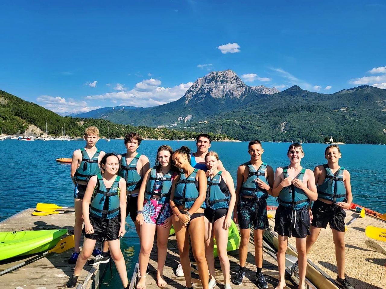Ados gilets de sauvetage lac de serre-ponçon | Colonies de Vacances | Camp l'Avancée Bleue