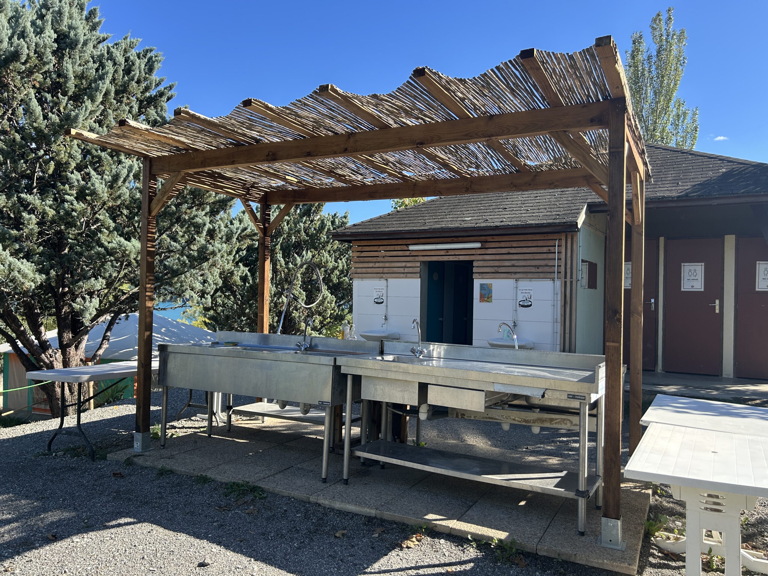 Bloc Sanitaire avec bacs de plonge | Camp l'Avancée Bleue | Colonies de Vacances | Aventures Vacances Energie