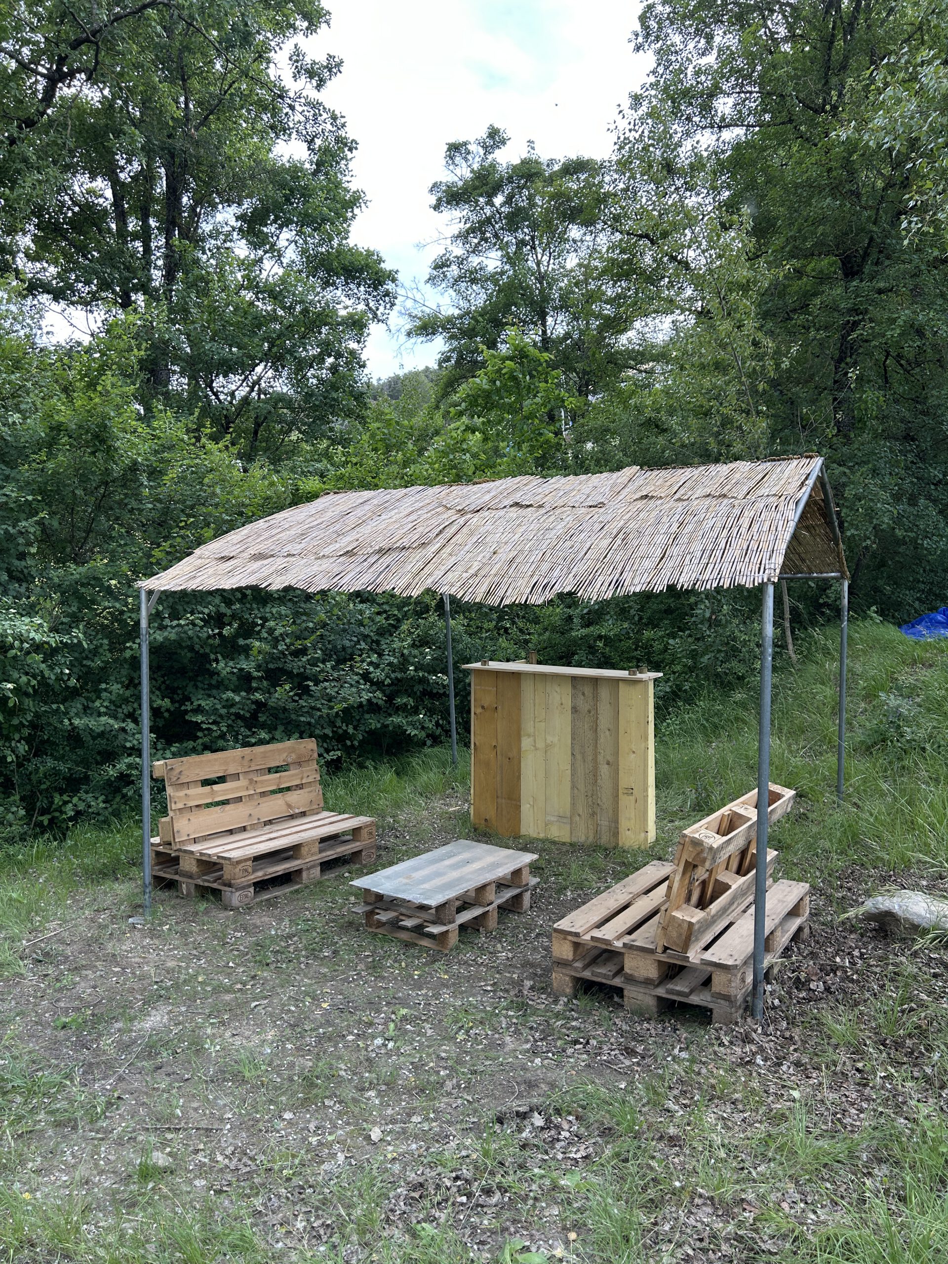 Paillote en matériaux de récupération