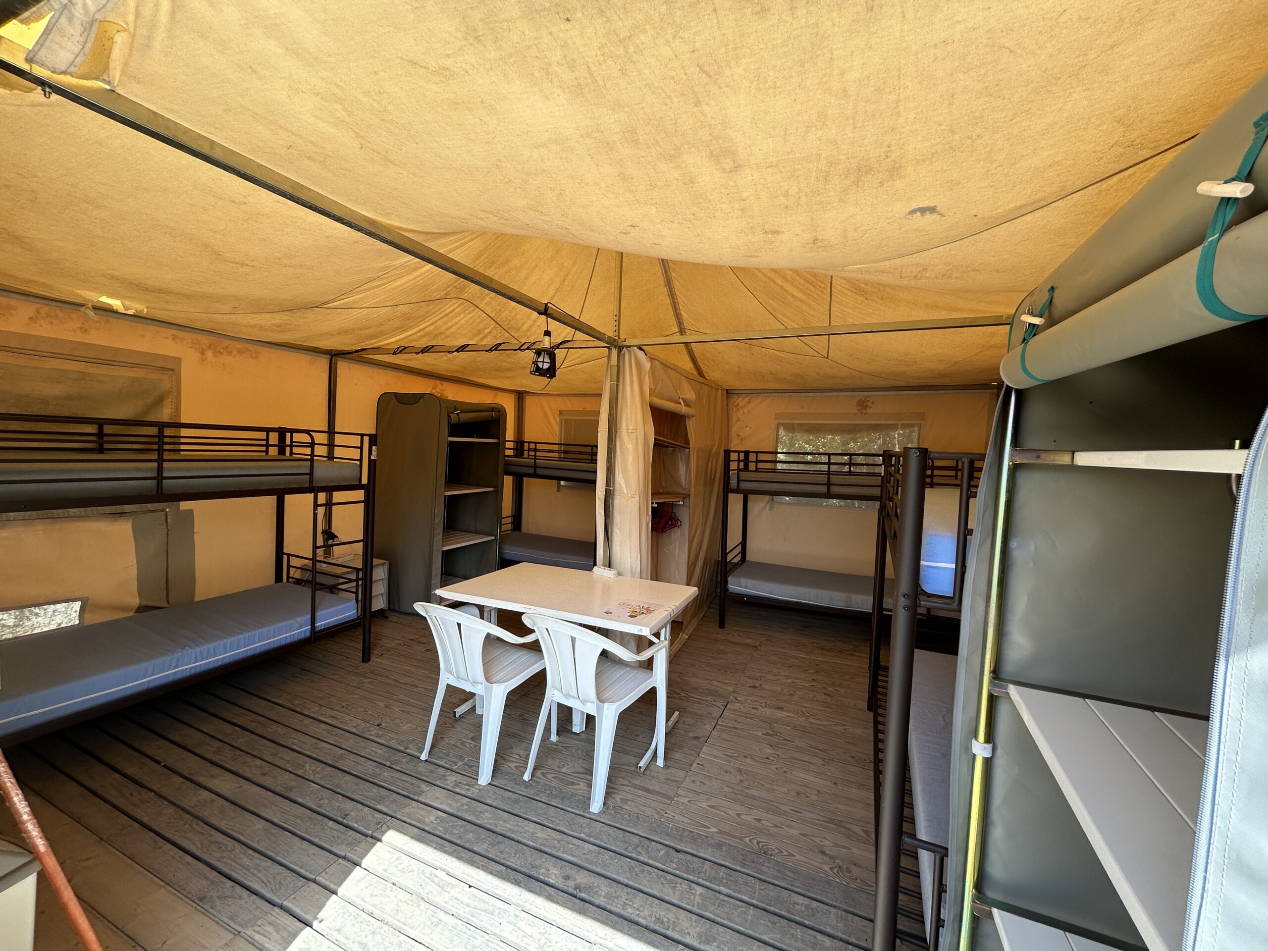 Intérieur Lodge Trigano Pagan | Camp l'Avancée Bleue | Colonies de Vacances | Aventures Vacances Energie
